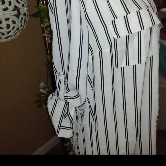 TORRID Ladies Top Black White NWT - Picture 4 of 7